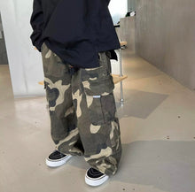 Load image into Gallery viewer, Camoflauge Cargo Pants